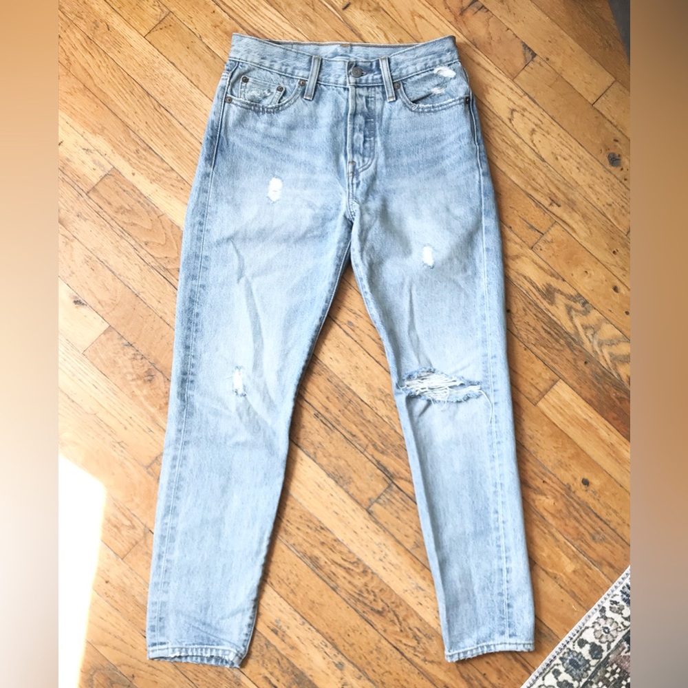 Levi’s Premium Icon Wedgie Light Wash Denim Jeans Distressed 25